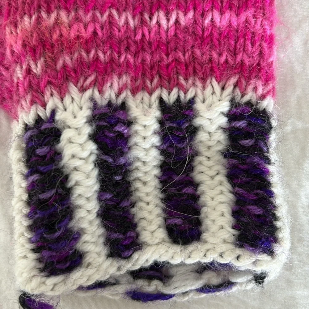 KNIT GLOVES THAT BECOME FINGERLESS